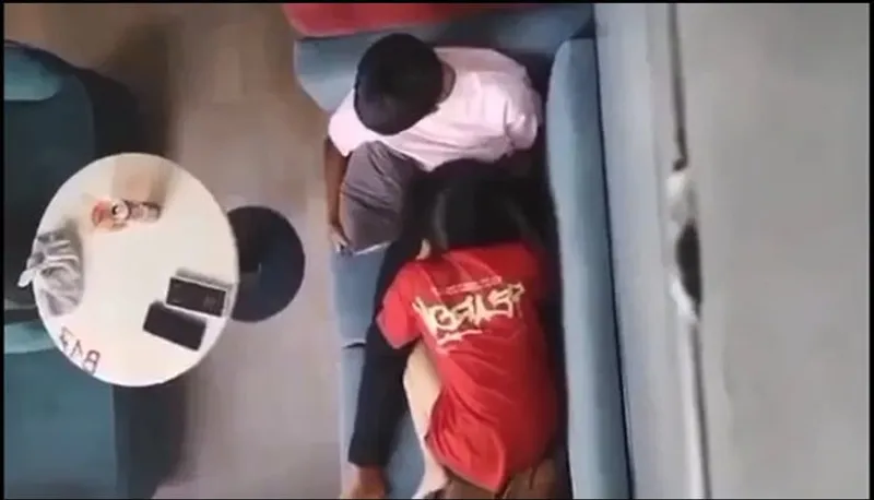 Quay lén con ghệ bú bú cho người yêu nơi công cộng