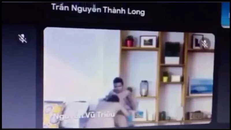 Học online quên không tắt camera lộ cảnh người yêu đang bú mút