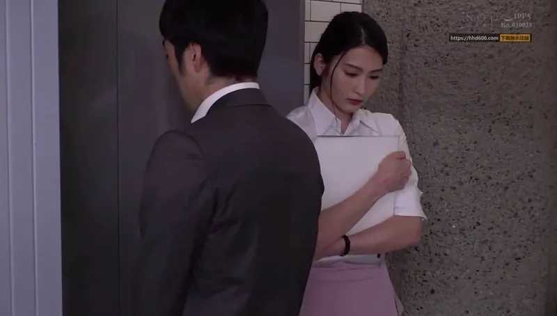 Em thư ký tội tình bị tiền bối bắt vào nhà trọ phục vụ đối tác