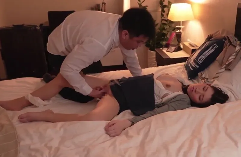 Biết em thư ký sắp kết hôn, cấp trên chuốc thuốc mê xxx cô nàng cả đêm trong chuyến công tác