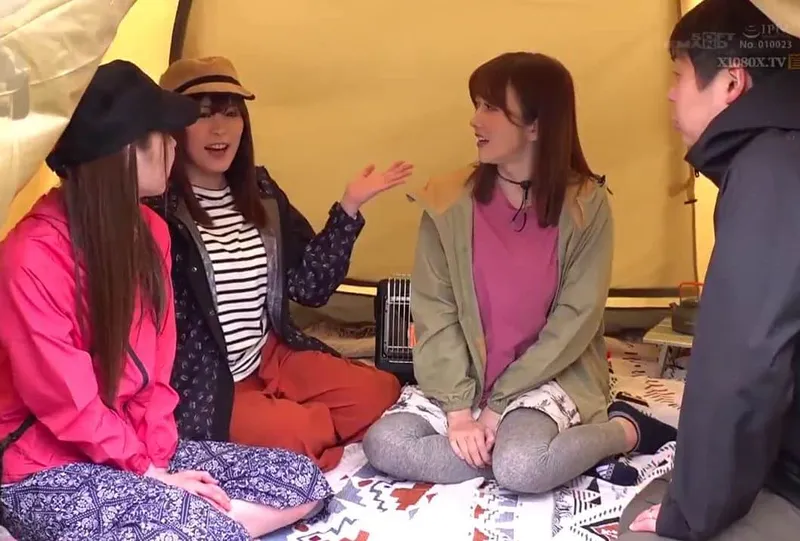 Chuyện lạ đời, người chồng thay người vợ đi cắm trại với mấy cô bạn của cô vợ ở khu phố…