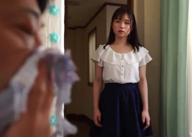 Nữ nhi phát hiện bố dượng biến thái ngửi đồ lót của mình